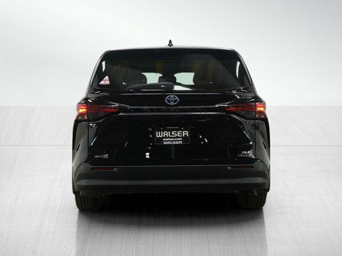 Used 2021 Toyota Sienna XLE image 4