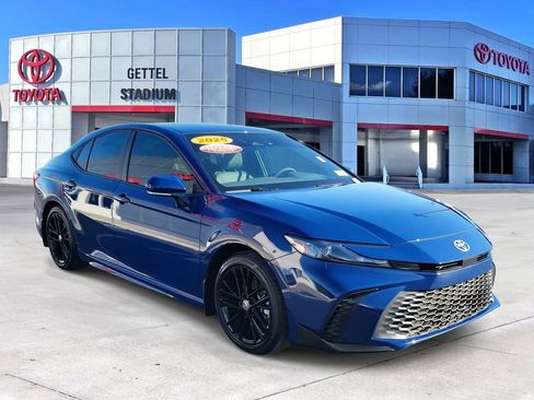 Used 2025 Toyota Camry SE image 2