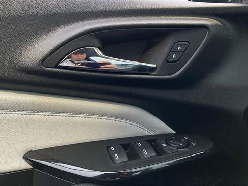 Used 2025 Chevrolet Trax LT image 9