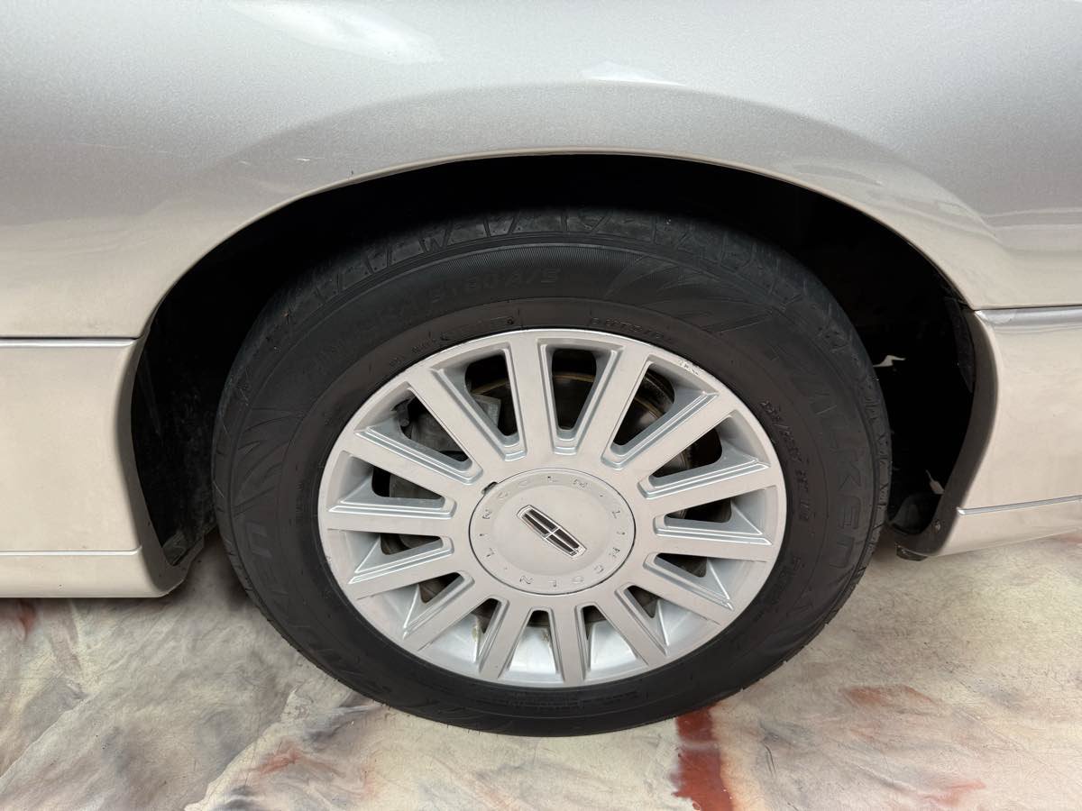 Used 2003 Lincoln Town Car Executive RWD image 35