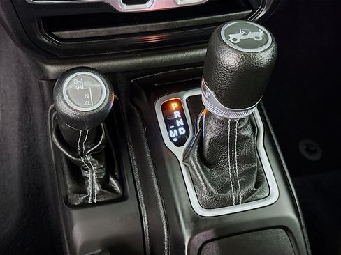 Used 2018 Jeep Wrangler Unlimited Sahara w/ Uconnect 4C Nav & Sound Group image 19