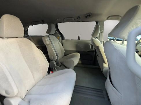 Used 2012 Toyota Sienna LE w/ Towing Pkg image 30
