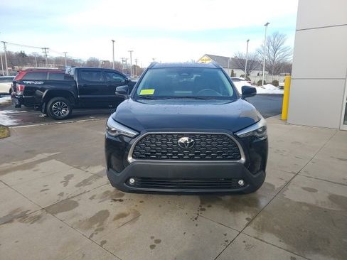 Used 2023 Toyota Corolla Cross XLE image 2