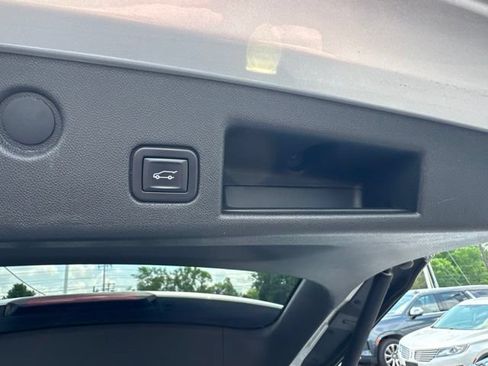Used 2020 Chevrolet Equinox LT w/ Driver Convenience Package FWD image 21