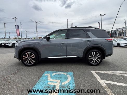 Used 2025 Nissan Pathfinder Platinum w/ Cargo Package AWD/4WD image 4