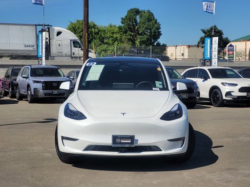 Used 2025 Tesla Model Y Long Range image 2