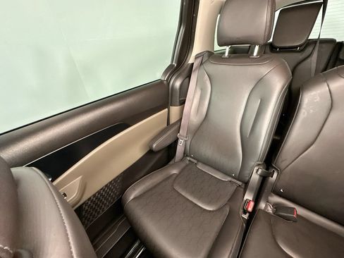 Used 2025 Kia Carnival FWD image 12