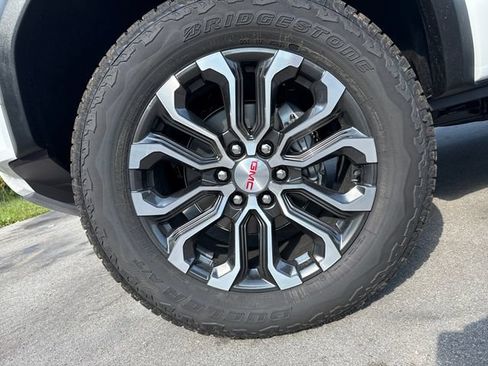 New 2026 GMC Canyon Denali w/ LPO, Black Badging Package AWD/4WD image 10