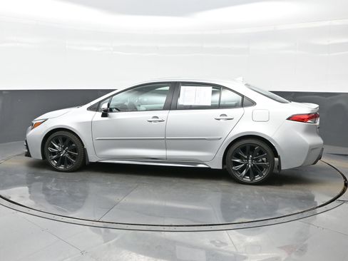 Used 2025 Toyota Corolla SE w/ SE Premium Package image 3