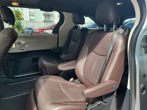 Used 2023 Toyota Sienna Platinum image 6
