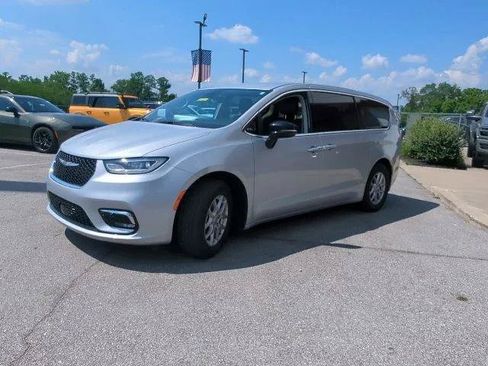 Certified 2024 Chrysler Pacifica Touring-L FWD image 9