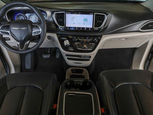 Used 2023 Chrysler Pacifica Touring-L FWD image 36