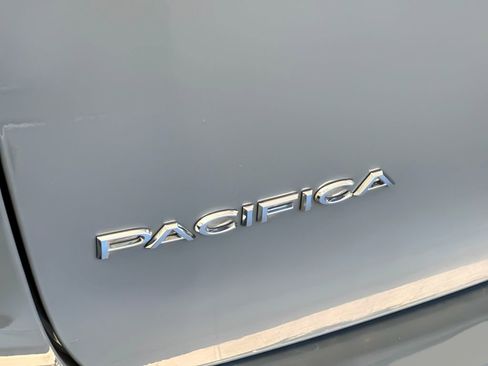 Used 2022 Chrysler Pacifica Touring-L FWD image 26