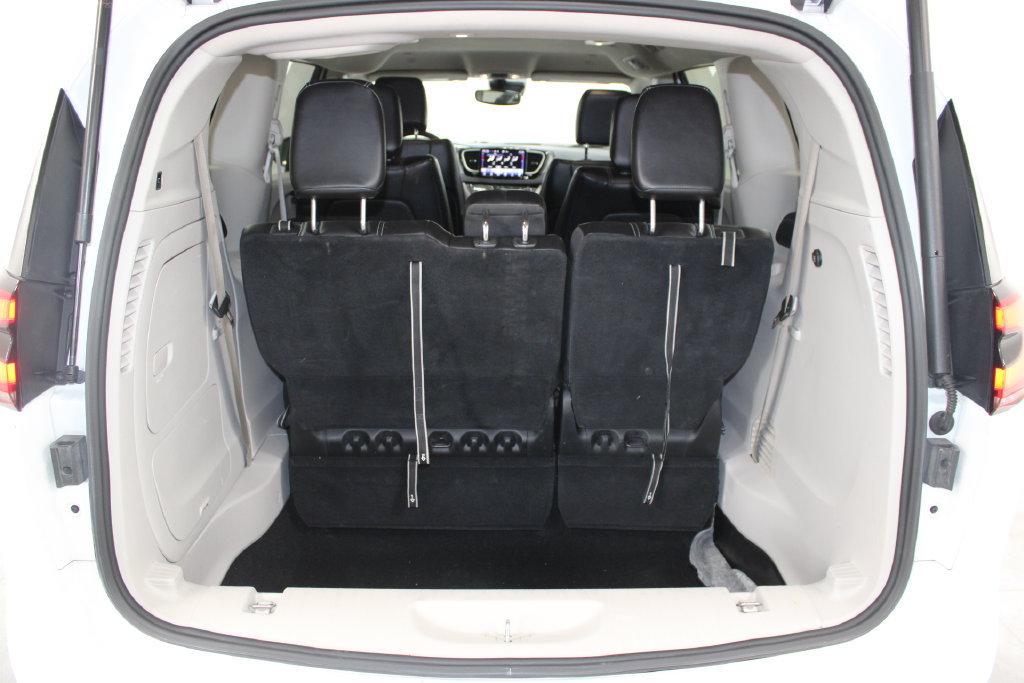 Used 2023 Chrysler Pacifica Touring-L FWD image 13