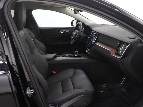 Used 2025 Volvo V60 B5 Cross Country Plus image 13