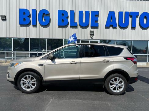 Used 2017 Ford Escape SE FWD image 2