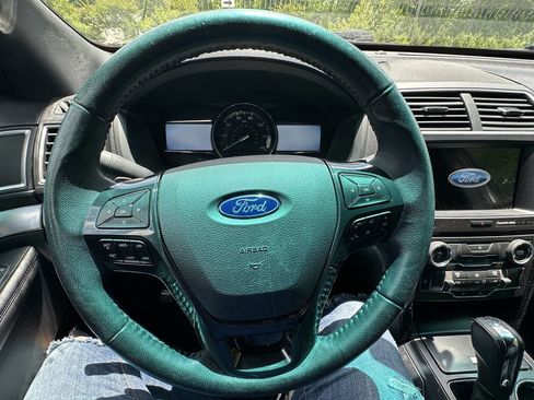 Used 2017 Ford Explorer XLT w/ Equipment Group 202A AWD/4WD image 21