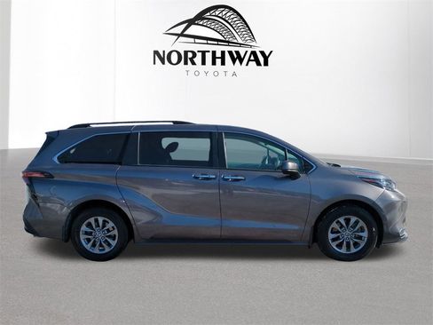 Used 2022 Toyota Sienna XLE image 3