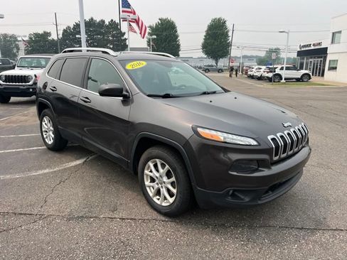 Used 2016 Jeep Cherokee Latitude w/ Cold Weather Group AWD/4WD image 3