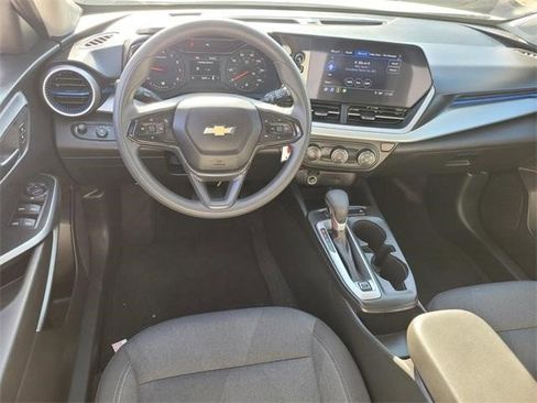 Certified 2025 Chevrolet Trax LS image 12