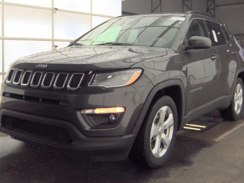 Used 2018 Jeep Compass Latitude FWD image 1