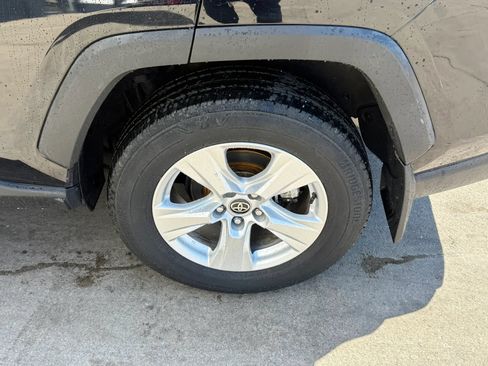 Used 2021 Toyota RAV4 XLE AWD/4WD image 36