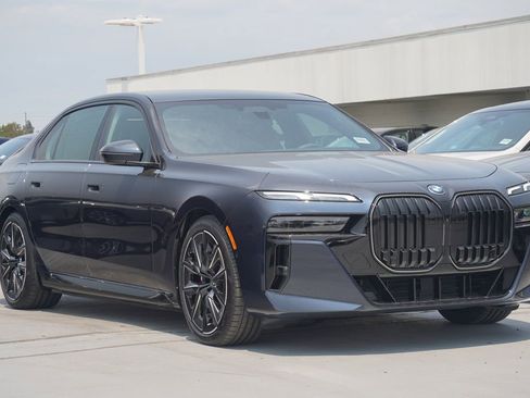Used 2025 BMW 750e xDrive AWD/4WD image 3