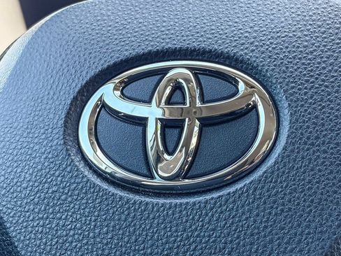 Used 2021 Toyota RAV4 XLE FWD image 21