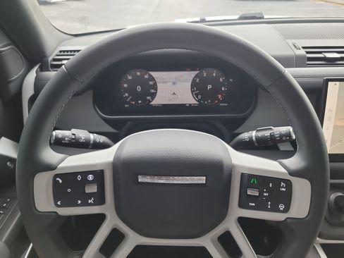 Used 2025 Land Rover Defender 110 S image 30