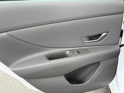Certified 2025 Hyundai Elantra SEL FWD image 8
