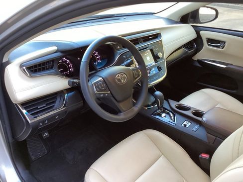 Used 2018 Toyota Avalon XLE image 25