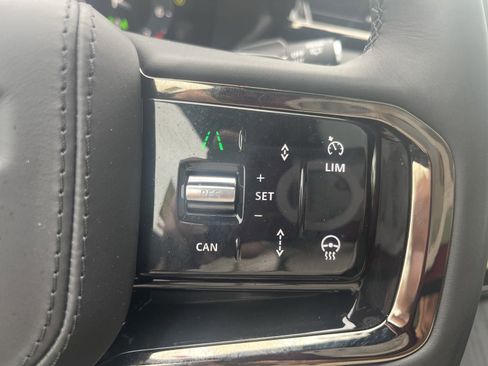 New 2025 Land Rover Range Rover Velar Dynamic SE image 22