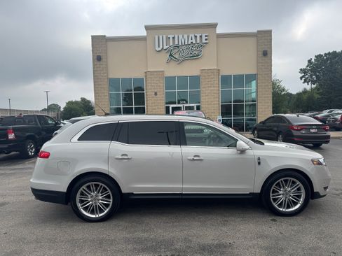 Used 2019 Lincoln MKT AWD image 1