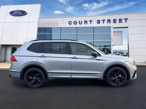 Used 2023 Volkswagen Tiguan SE R-Line FWD image 4