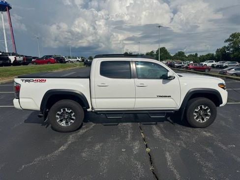 Used 2023 Toyota Tacoma TRD Off-Road w/ TRD Premium Off Road Package AWD/4WD image 2