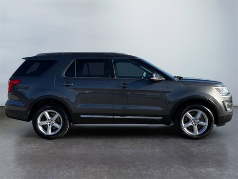 Used 2017 Ford Explorer XLT image 2