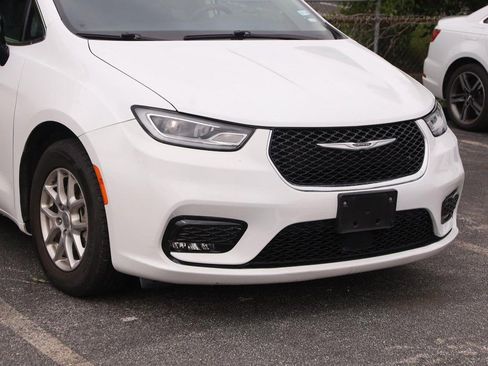 Used 2024 Chrysler Pacifica Touring-L FWD image 2