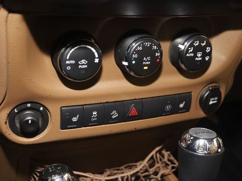 Used 2015 Jeep Wrangler Unlimited Sahara w/ Connectivity Group AWD/4WD image 27