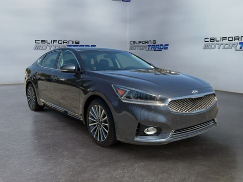 Used 2017 Kia Cadenza Premium w/ Luxury Package FWD image 3