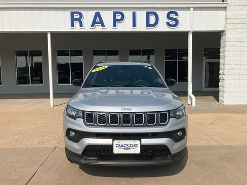 Used 2024 Jeep Compass Latitude AWD/4WD image 2