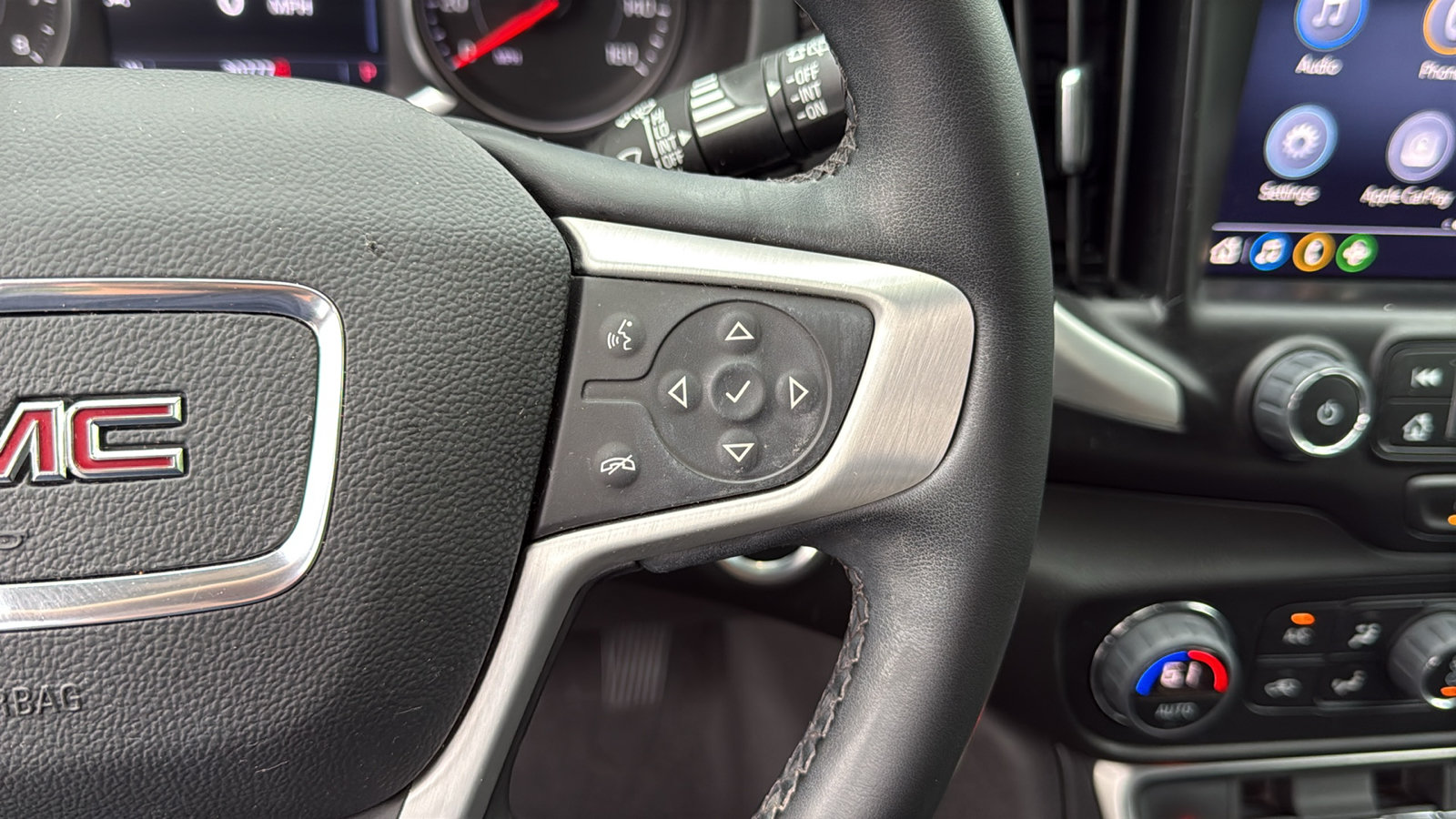 Used 2023 GMC Terrain SLT AWD/4WD image 17