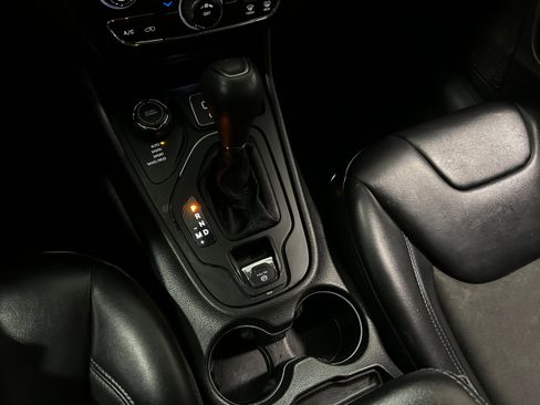 Used 2019 Jeep Cherokee Latitude Plus AWD/4WD image 13