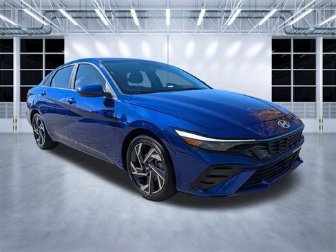 Used 2024 Hyundai Elantra SEL w/ Convenience Package image 2