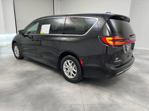 Used 2025 Chrysler Pacifica Select FWD image 5