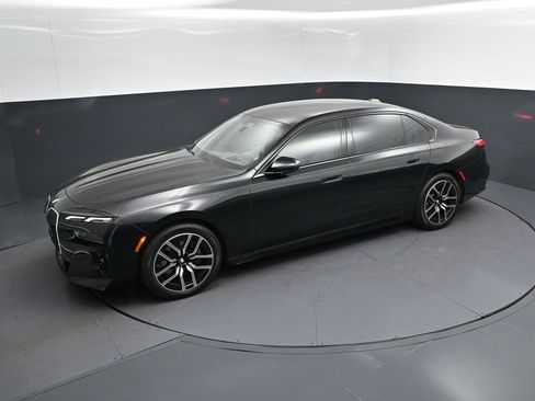 Used 2023 BMW 740i image 32