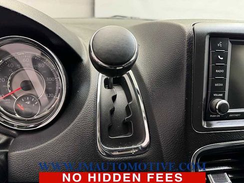 Used 2014 Chrysler Town & Country Touring image 31