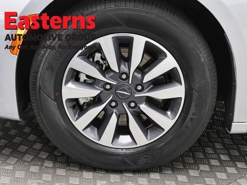 Used 2023 Chrysler Pacifica Touring-L FWD image 33