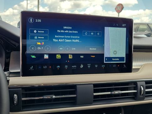 Used 2025 Lincoln Corsair AWD w/ Rear Removable Package Tray image 27