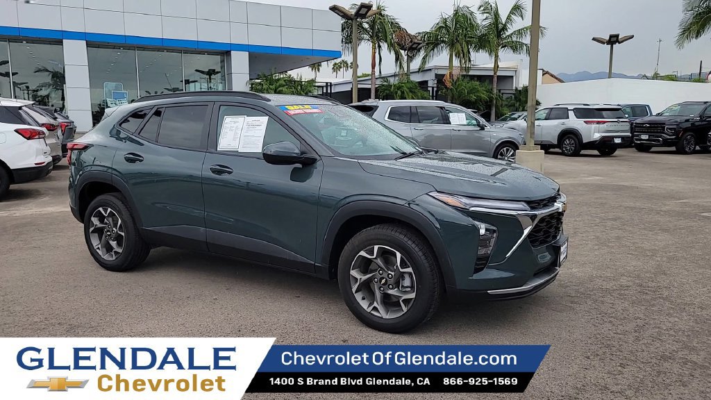 Used 2025 Chevrolet Trax LT FWD image 2