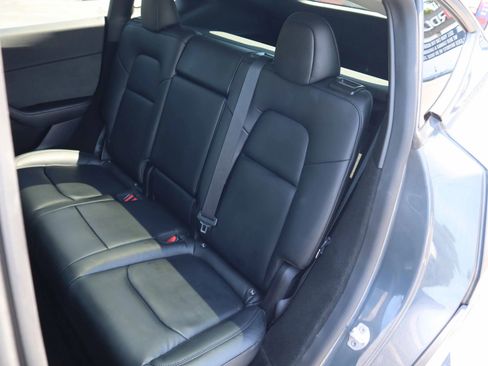 Used 2022 Tesla Model Y Long Range AWD/4WD image 3